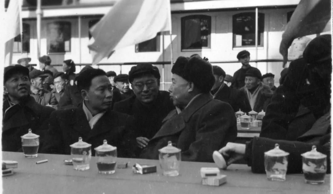1960年1月18日，南京長江大橋正式開工。（左起惠浴宇、彭敏、彭沖）